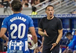 Luis García da instrucciones a Giuliano en el partido ante el Girona.