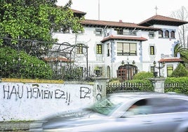 Pintadas contra la apertura del centro foral de menores, que se ubica en un antiguo palacete.