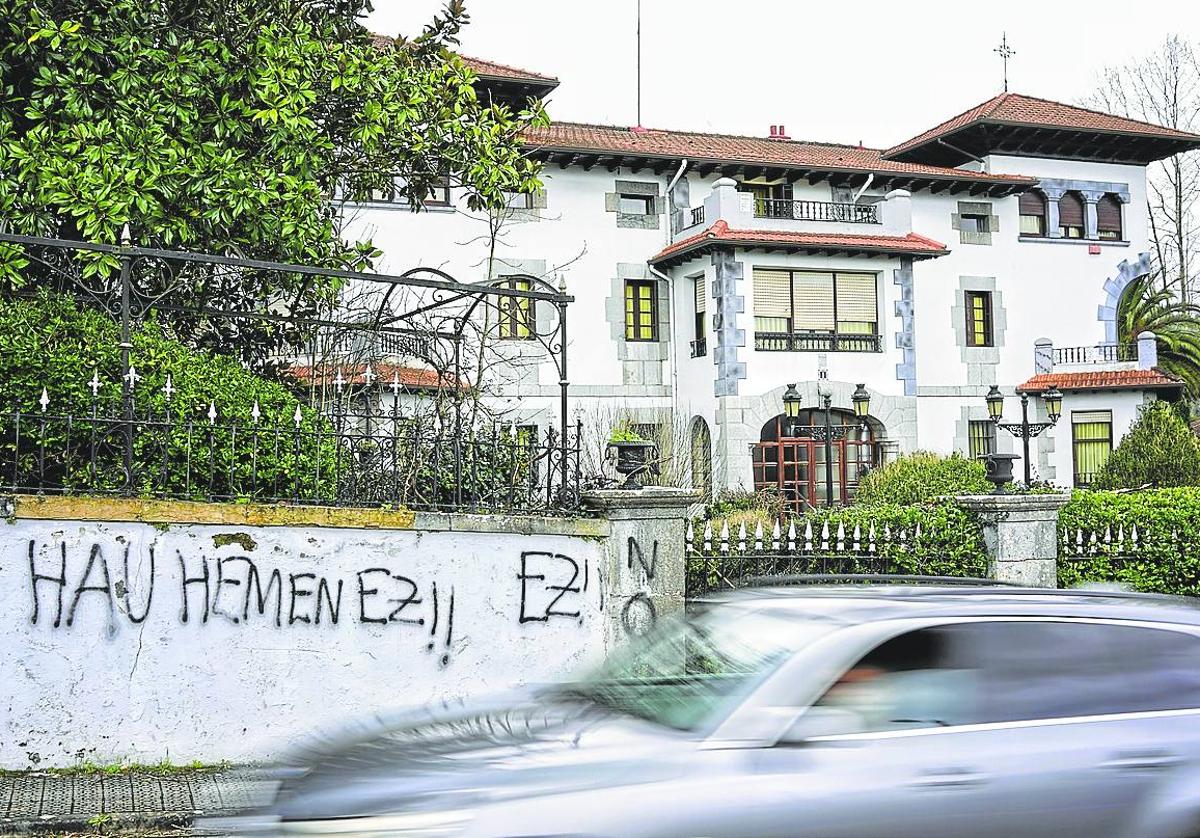 Pintadas contra la apertura del centro foral de menores, que se ubica en un antiguo palacete.