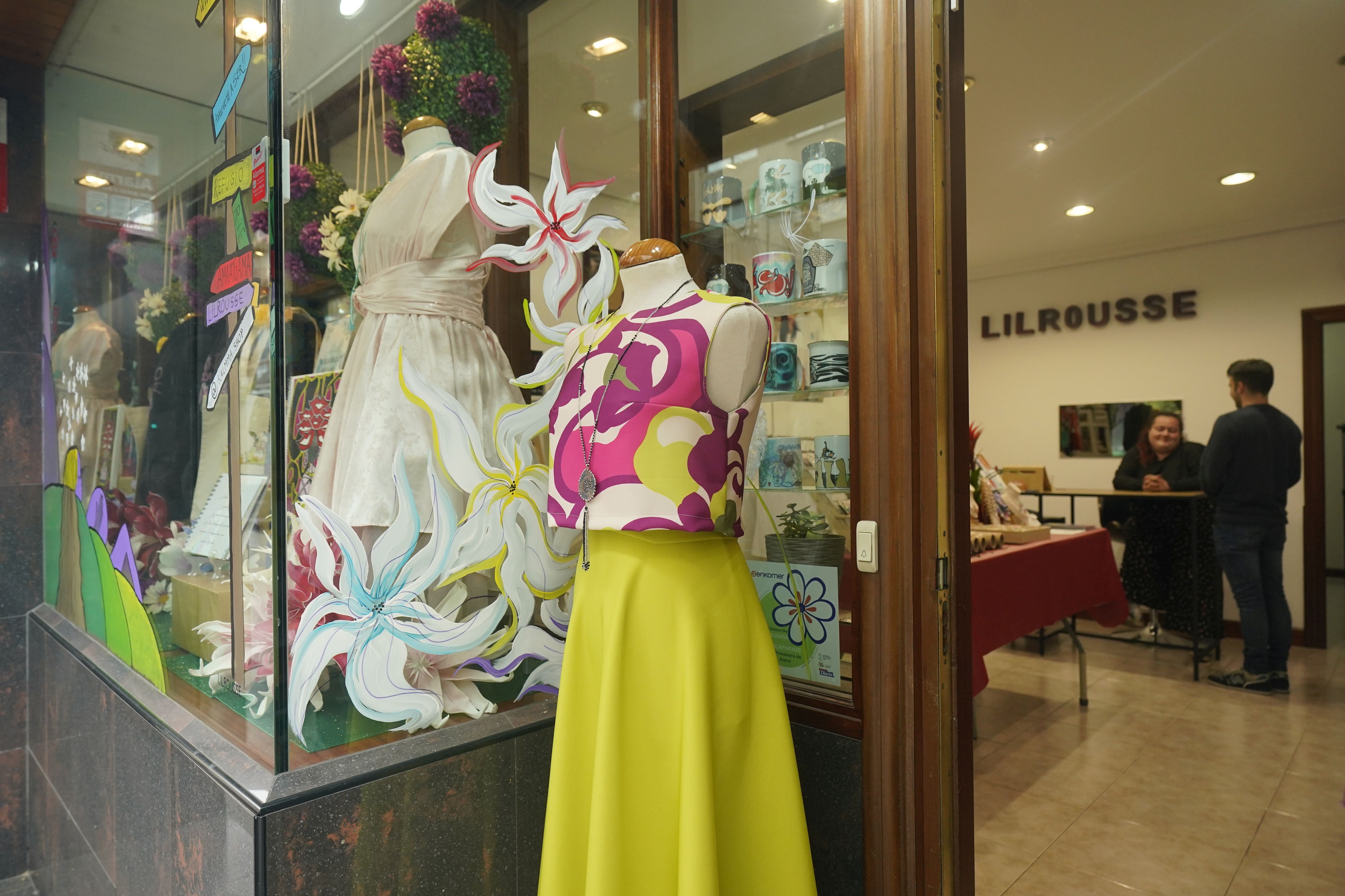 Las flores crecen en los escaparates de Vitoria
