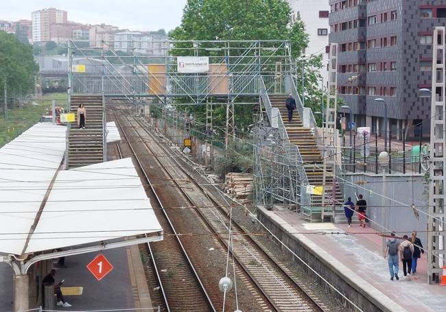 Imagen de la pasarela provisional que conecta desde hace meses los dos andenes.