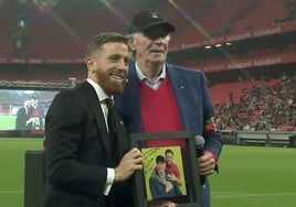 El bonito regalo del Chopo Iribar a Muniain durante el homenaje en San Mamés