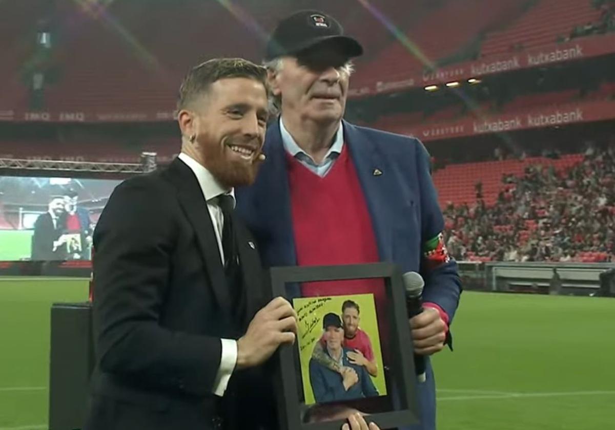 El bonito regalo del Chopo Iribar a Muniain durante el homenaje en San Mamés