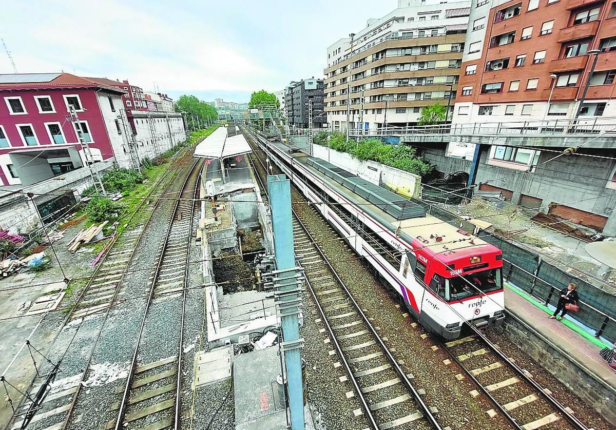 Imagen de la estación de Desierto-Barakaldo desde la pasarela que conecta Murrieta con Urban.