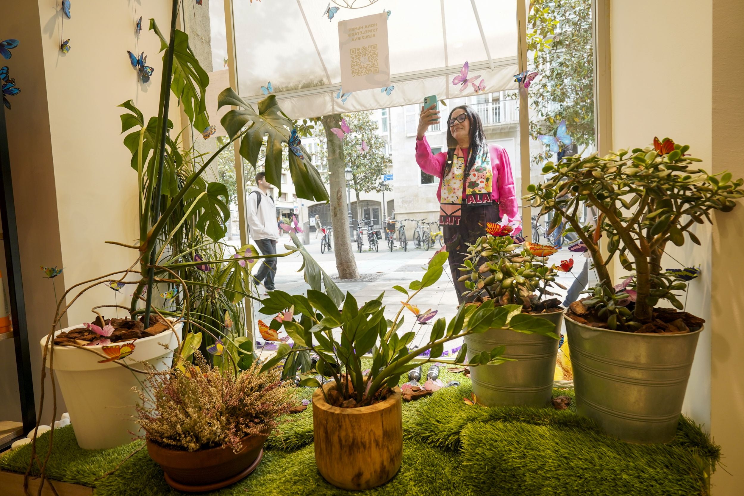 Las flores crecen en los escaparates de Vitoria