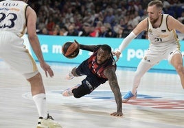 Codi Miller-McIntyre intenta controlar el balón ante los madridistas Llull y Musa.