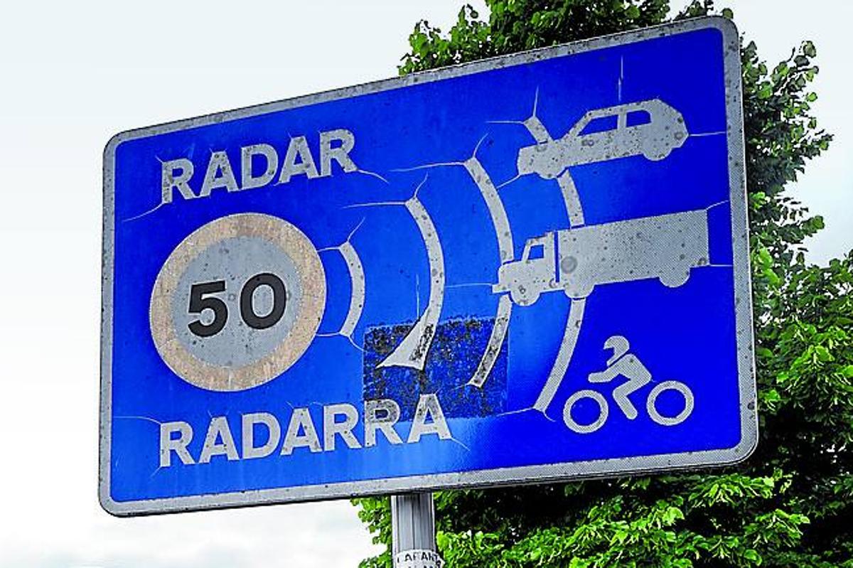 La velocidad máxima permitida en la calle es de 50.