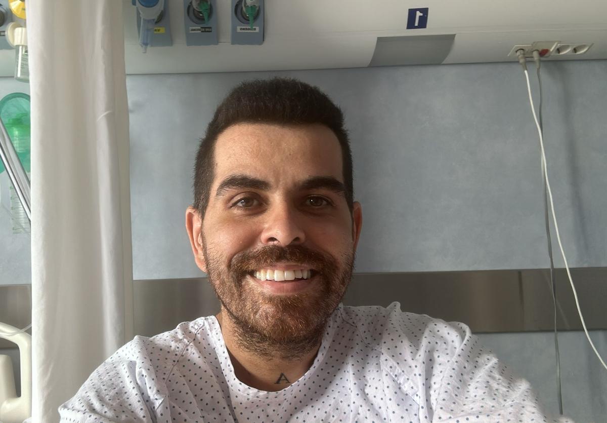 Alex García, sonriente en la habitación del Hospital de Cruces en la que se encuentra recuperándose.