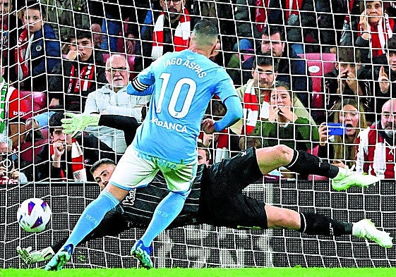 Unai Simón ataja el penalti que le lanza Iago Aspas en el minuto 72 y que pudo haber supuesto el 3-4 para los vigueses.