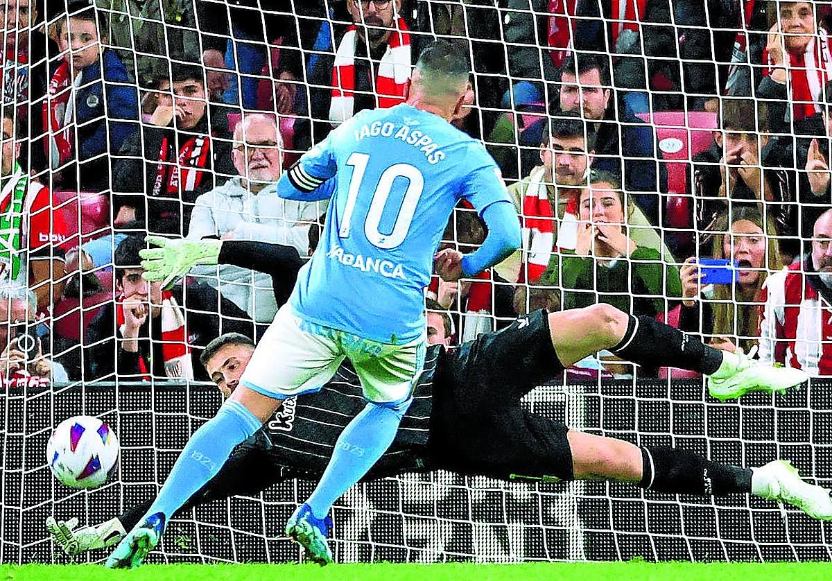 Unai Simón ataja el penalti que le lanza Iago Aspas en el minuto 72 y que pudo haber supuesto el 3-4 para los vigueses.