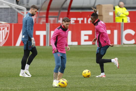 Muniain y Nico Williams tocan el balón en Lezama junto a Unai Simón.