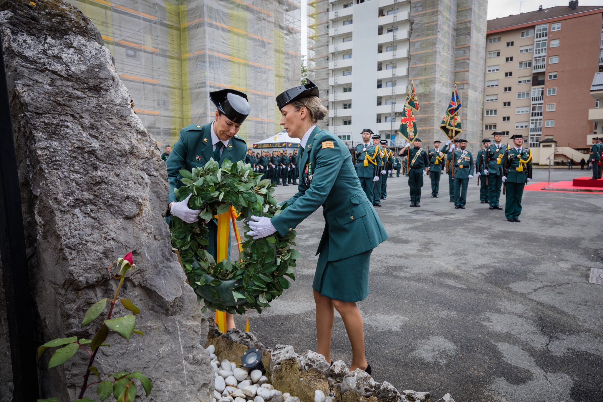 Acto de colocación de la corona en homenaje a los caídos en acto de servicio.