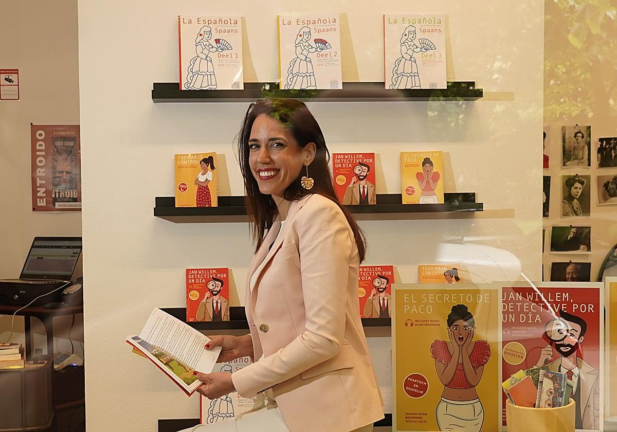 Amaya Gasull, creadora un método novedoso para que los holandeses aprendan español, posa en la librería vitoriana Caso 45.