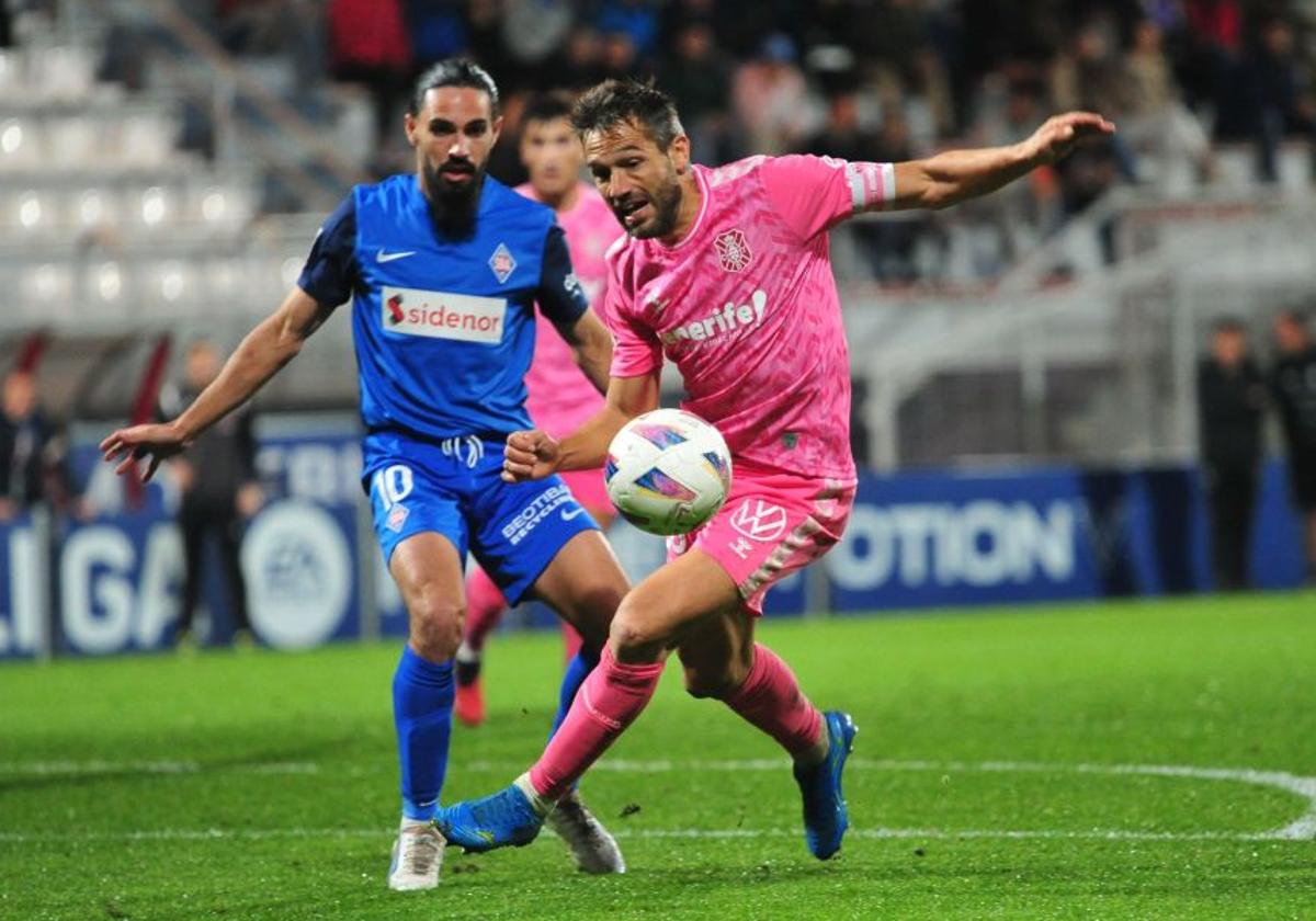 Ryan Edwards presiona a un jugador del Tenerife en el choque de Lezama de la primera vuelta.