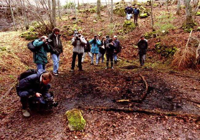 Periodistas en un bosque de Grenoble donde se produjo una de las matanzas de la Orden del Templo Solar.