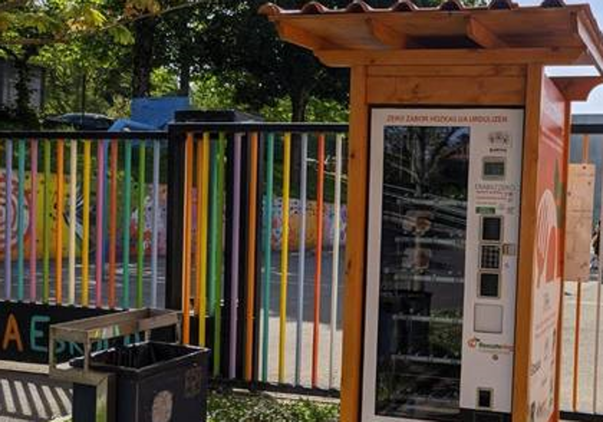 La maquina de vending, ubicada fuera de las instalaciones del colegio de Elortza, en Urduliz.