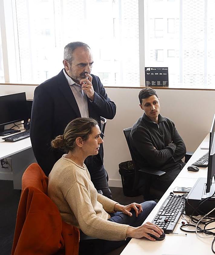 Imagen secundaria 2 - Juan Tomás Hernani junto a su plantilla de ingenieros electrónicos.
