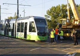 Una grúa de gran tonelaje trata de encarrilar el tranvía en la rotonda de Abetxuko tras salirse en julio del año pasado de la vía.