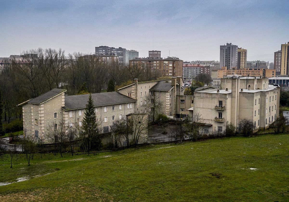 La antigua residencia de Arana, a medio camino entre el barrio del mismo nombre y el barrio de Salburua.