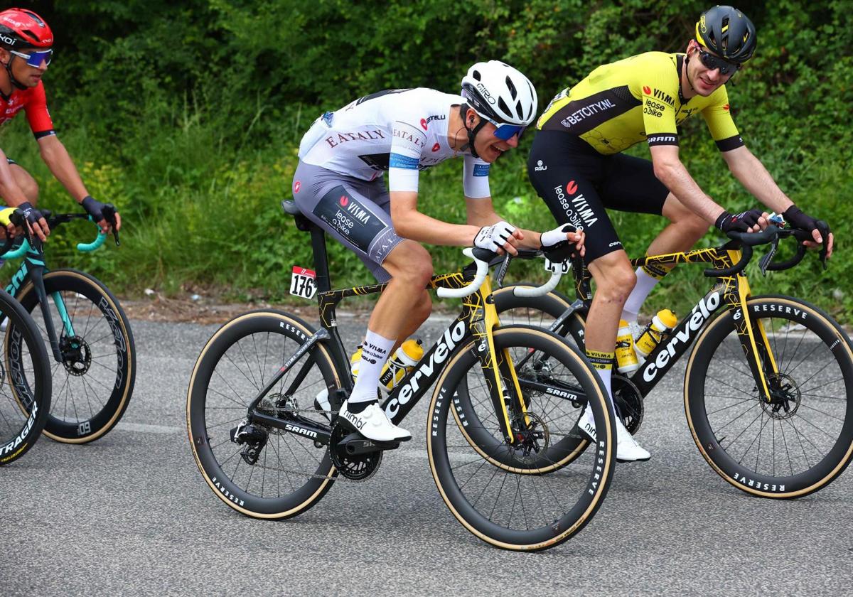 El Visma-Lease a Bike se queda solo con cuatro cicclistas en carrera.