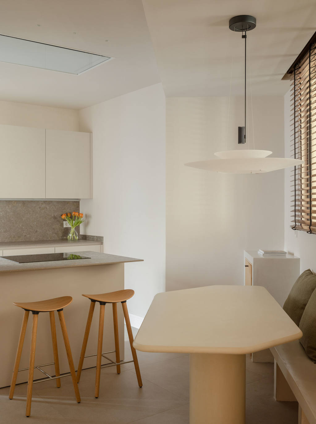 El piso de una pareja joven y sus dos hijos en Bilbao que juega con los colores y la luz del sol