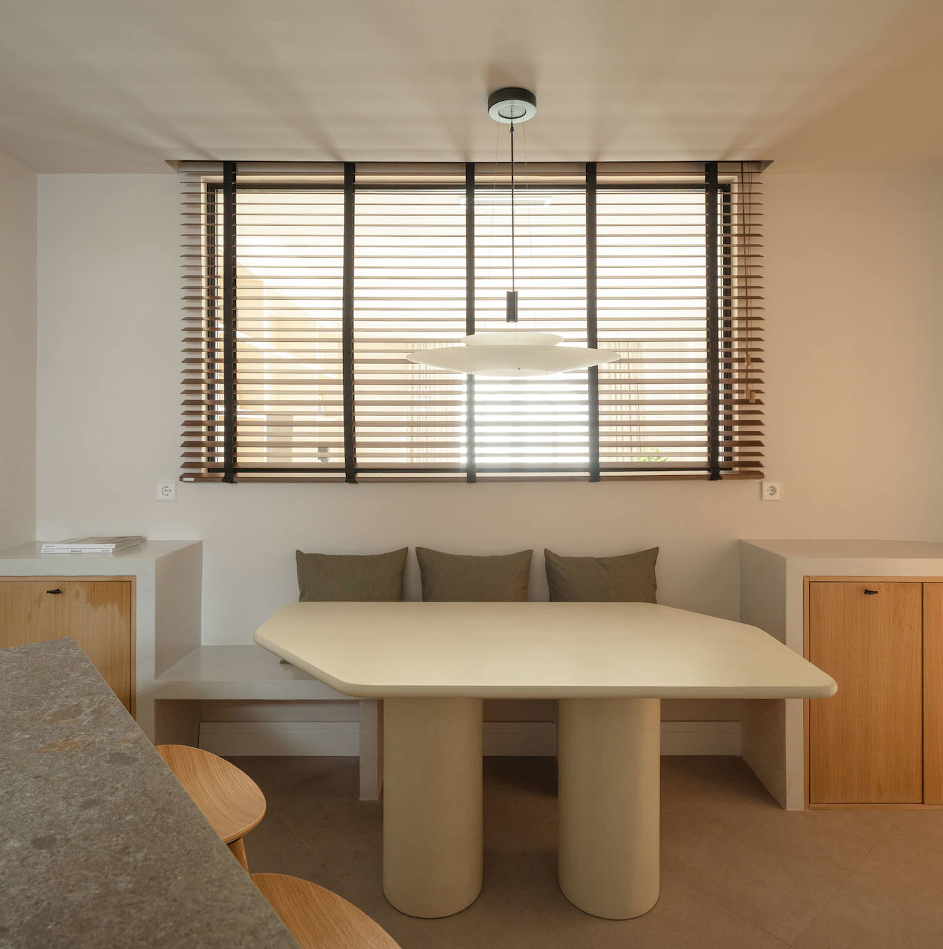 El piso de una pareja joven y sus dos hijos en Bilbao que juega con los colores y la luz del sol