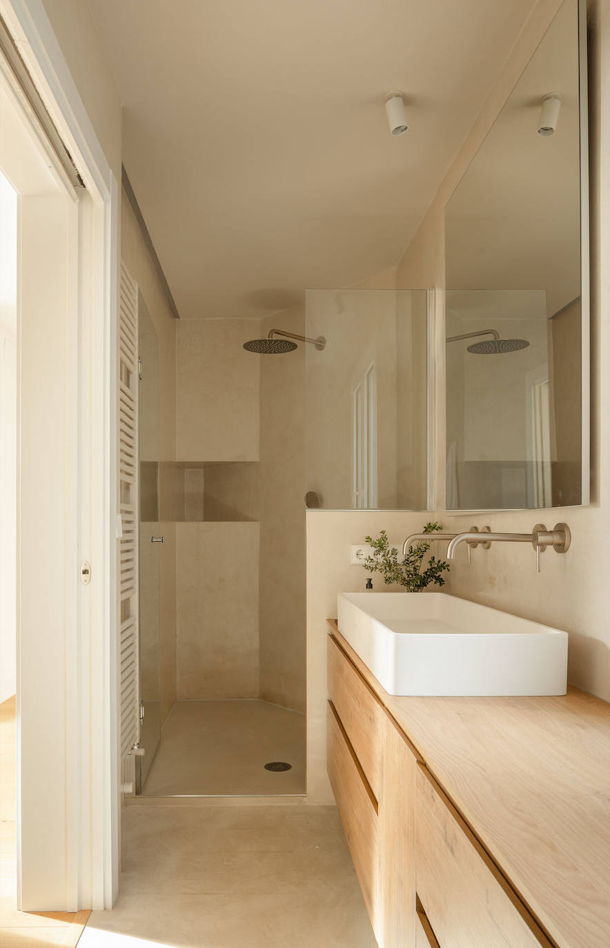 El piso de una pareja joven y sus dos hijos en Bilbao que juega con los colores y la luz del sol