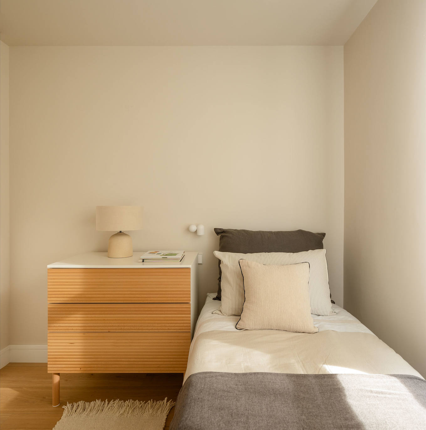 El piso de una pareja joven y sus dos hijos en Bilbao que juega con los colores y la luz del sol