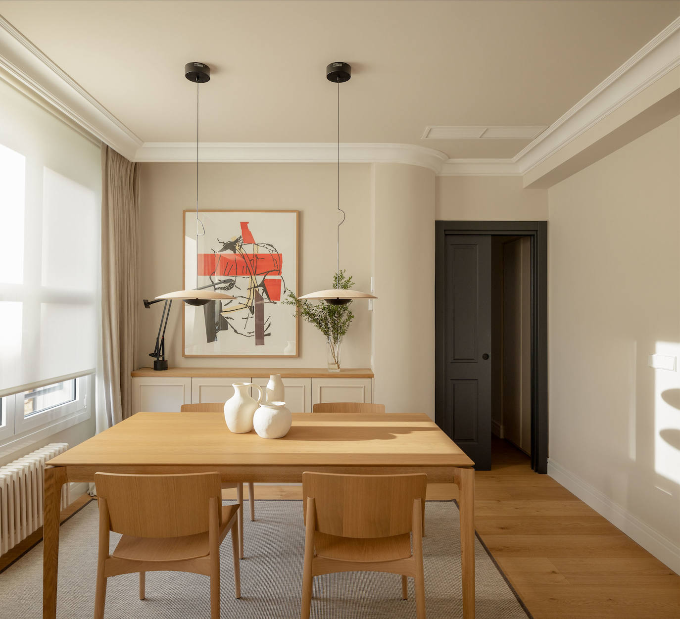 El piso de una pareja joven y sus dos hijos en Bilbao que juega con los colores y la luz del sol