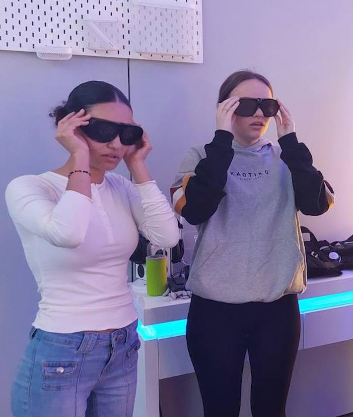 Imagen secundaria 2 - Arriba, Setién muestra a los robots de estimulación sensorial y de seguridad. A la izquierda, herramientas de realidad virtual y aumentada. A la derecha, alumnas usan gafas con las que ven como si sufrieran glaucoma o cataratas.