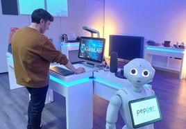 Raúl Setien, director de Innovación, trabaja en la 'isla' de la impresión 3D junto a Pepper, robot capaz de leer emociones e interactuar con la gente.