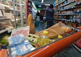 Productos de la cesta de la compra en un supermercado.