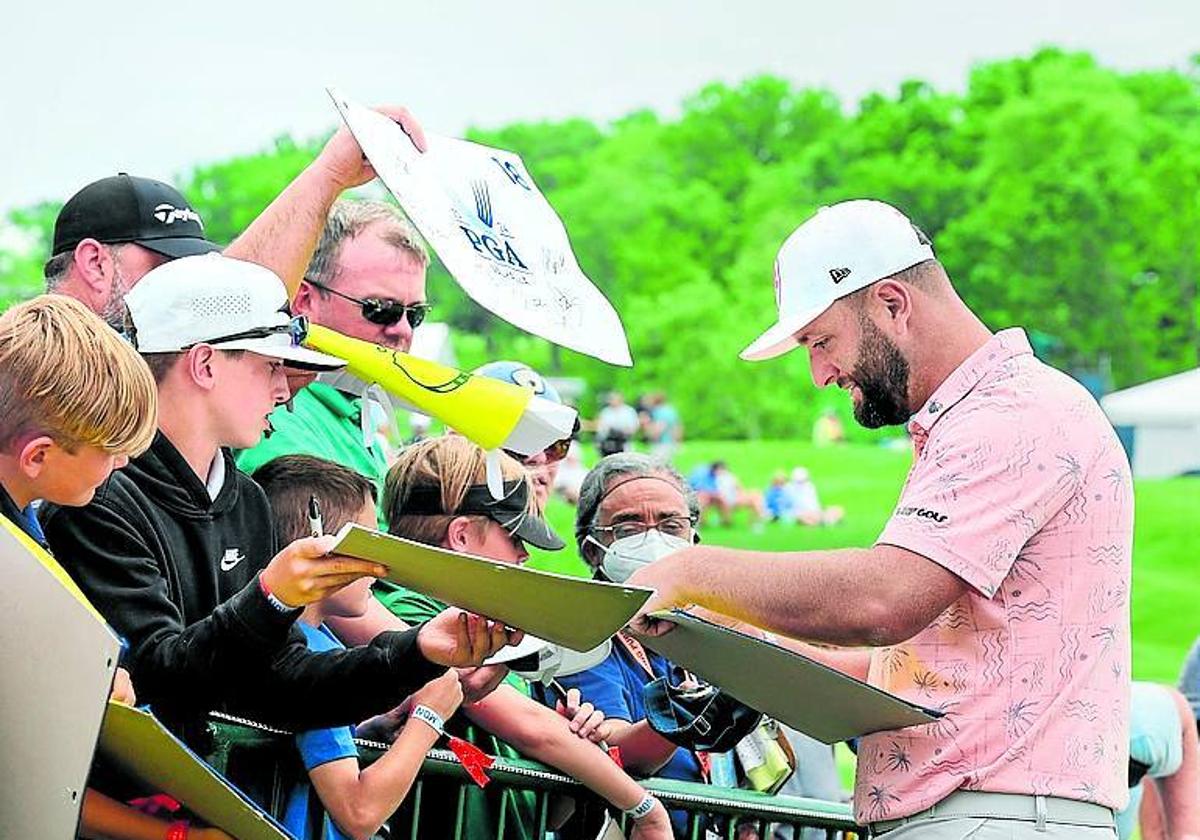 Rahm firmó autógrafos al acabar el entrenamiento de este miércoles.