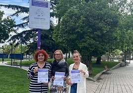 La alcaldesa, Karmele Tubilla; la presidenta de la Asociación Contra el Cáncer de Bizkaia, Mila Gullón; y la edil de Acción Social, Ixone Andreu, presentan la iniciativa.