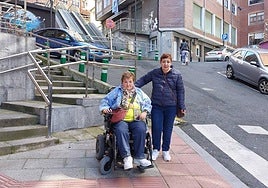 Marisa Delgado, apoyada por su hermana Teresa, critica la inaccesibilidad de su calle, llena de escaleras.