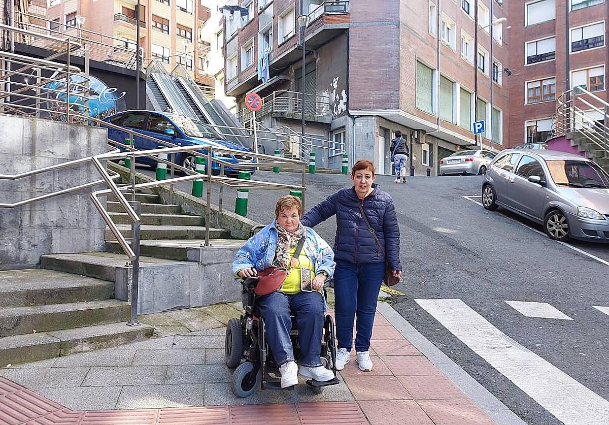 Marisa Delgado, apoyada por su hermana Teresa, critica la inaccesibilidad de su calle, llena de escaleras.