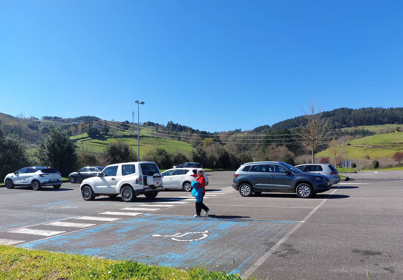 La Diputación prohíbe a Lekeitio cobrar por estacionar en el parking junto a la variante.