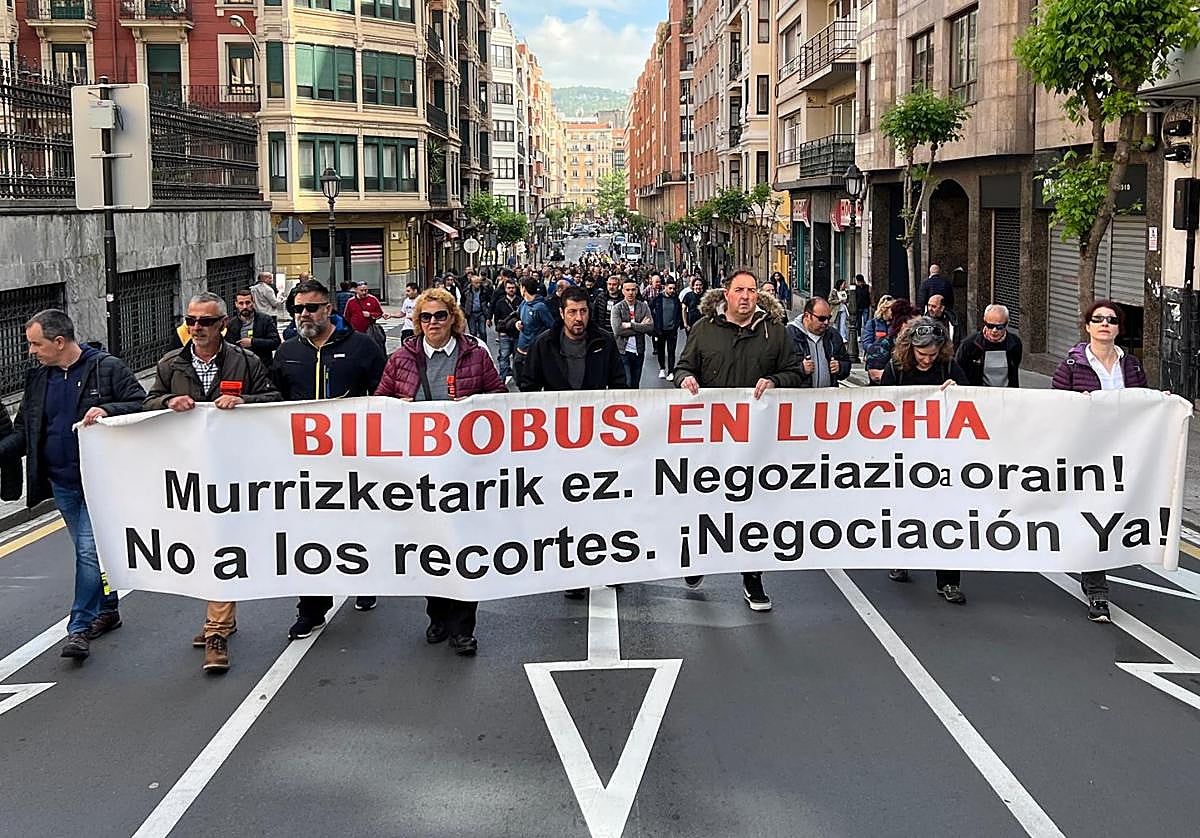 Los trabajadores de Bilbobus se han manifestado la mañana de este viernes por el centro de Bilbao.