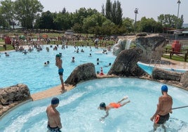 Bañistas en las piscinas de Mendizorroza.