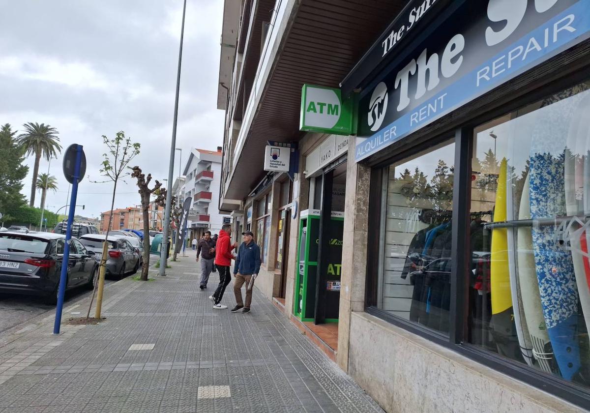 Vecinos de Sopela entran a un comercio local.