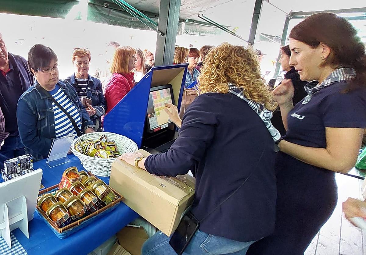 Los primeros visitantes a la Arrain Azoka de Bermeo aprovechan para hacer acopio de conservas «a buen precio»