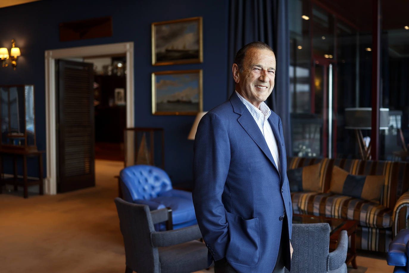 El reconocido oftalmólogo pediátrico Juan Carlos Castiella posa en uno de los salones del Real Club Marítimo del Abra.