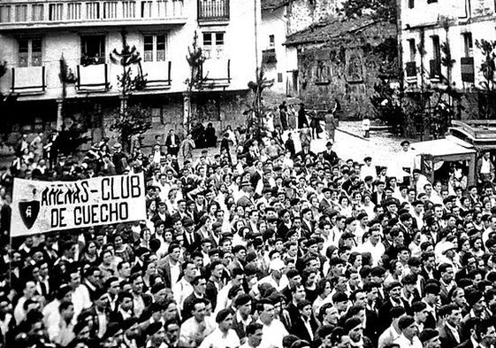 Una multitud asistió en la plaza de Elgeta a la fundación de la Federación de Montaña en 1924.