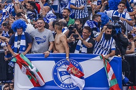 El técnico madrileño, en la celebración del ascenso a Primera logrado la pasada campaña.