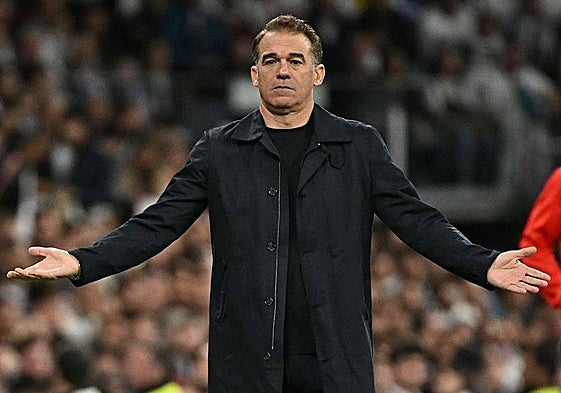 Luis García gesticula durante el partido contra el Real Madrid.
