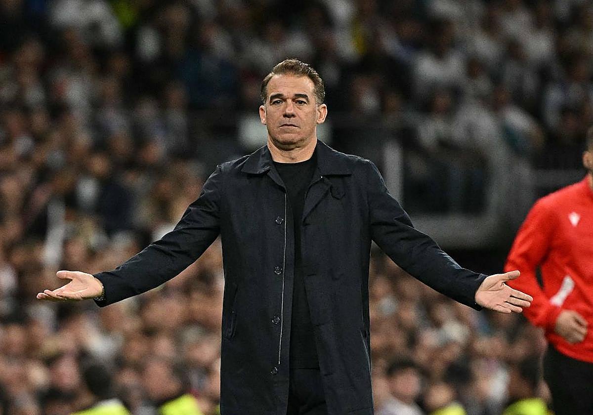 Luis García gesticula durante el partido contra el Real Madrid.