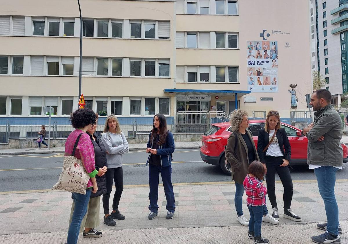 Más de 40 familias de Kabiezes han denunciado a la sanitaria por simular que vacunaba a sus hijos.