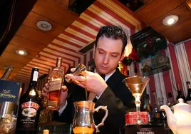 El 'Lucky Peach', el gin-tonic con el que el padre Fran se hizo famoso en Bilbao
