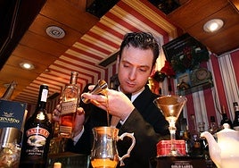 Ceacero, en su etapa profesional como barman.