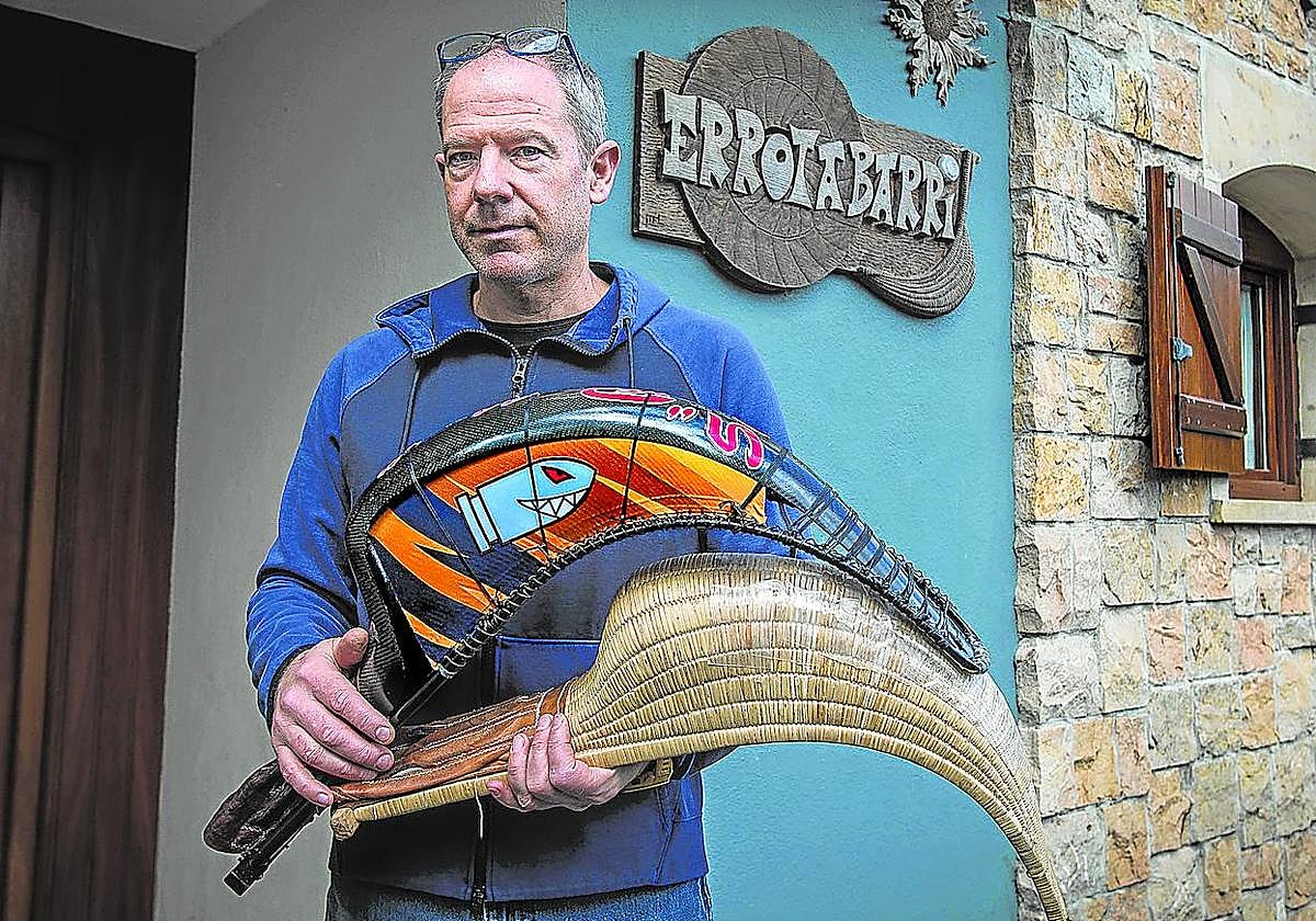 Presente y futuro. Iñigo Kalzakorta con una cesta de mimbre y el nuevo modelo que ha fabricado en fibra de carbono.